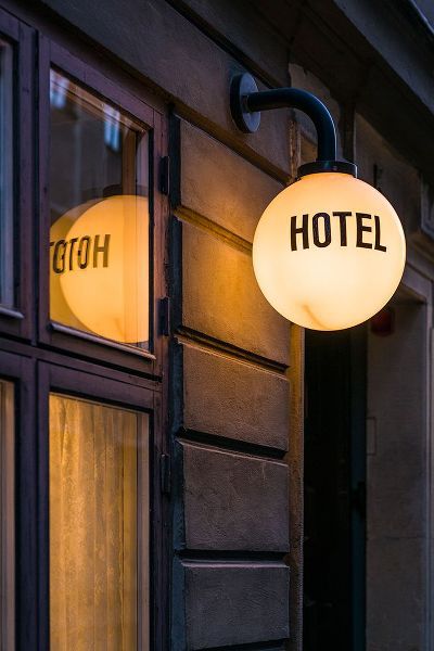 Bibikow, Walter 아티스트의 Sweden-Stockholm-Gamla Stan-Old Town-hotel sign작품입니다.